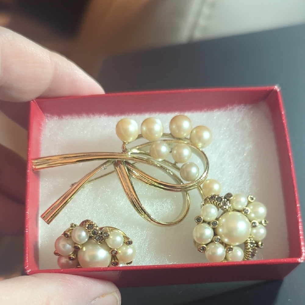 Vintage Elegant Pearl and Gold Plated Brooch And Earring  Set